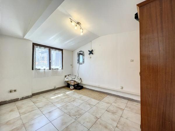 Dpt Hérault (34), à vendre maison P6 de 131 m² - divisée en 2 appartements - Plain pied - Terrasse de 95 m2 - Cave - 5 parkings