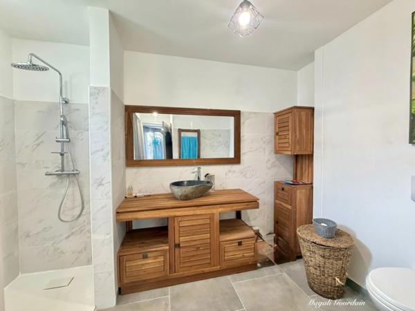 A VENDRE – SAINT-FRANÇOIS – VILLA CONTEMPORAINE 2024 AVEC PISCINE & T2 INDÉPENDANT