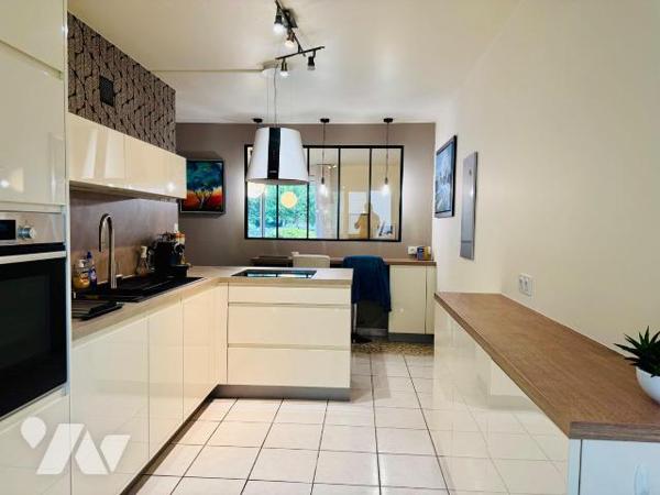 Brest, LE PETIT KERZU. Appartement de type 5/6 très bien situé au fond d'une copropriété calme....