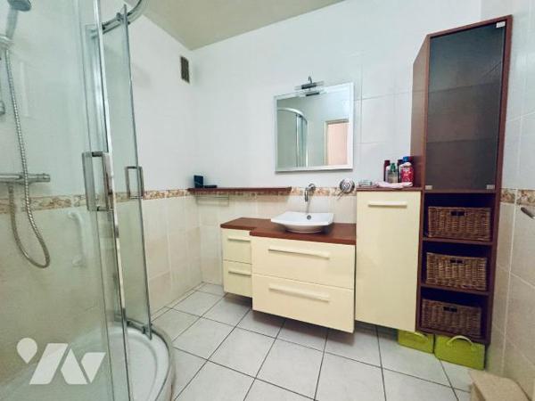 Brest, LE PETIT KERZU. Appartement de type 5/6 très bien situé au fond d'une copropriété calme....