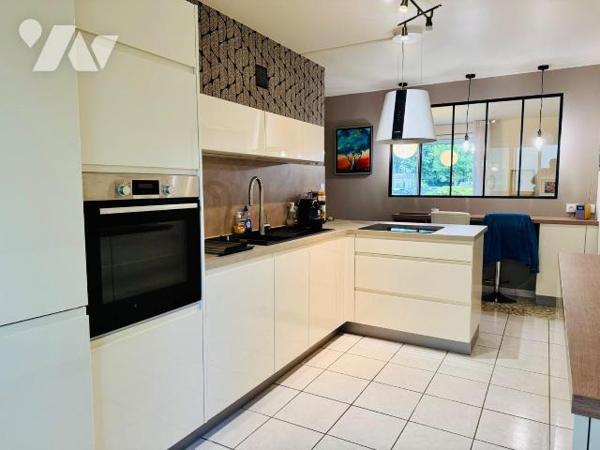 Brest, LE PETIT KERZU. Appartement de type 5/6 très bien situé au fond d'une copropriété calme....