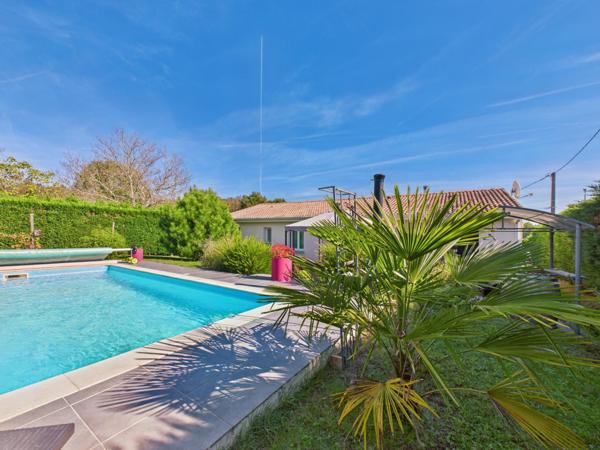 Maison plain-pied avec 4 chambres  et piscine