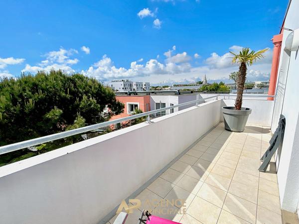 Appartement T2 - Dernier étage avec terrasse - La Rochelle Ville en Bois €315 000 ** - Référence MR729