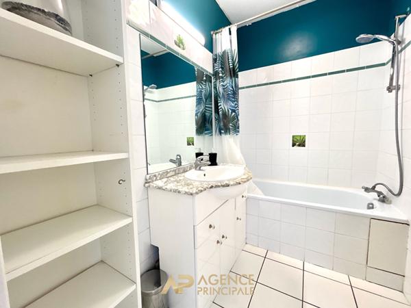 Appartement T2 - Dernier étage avec terrasse - La Rochelle Ville en Bois €315 000 ** - Référence MR729