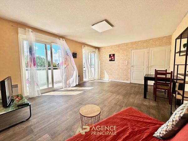 Appartement T2 - Dernier étage avec terrasse - La Rochelle Ville en Bois €315 000 ** - Référence MR729