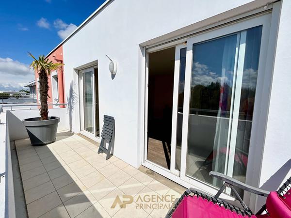 Appartement T2 - Dernier étage avec terrasse - La Rochelle Ville en Bois €315 000 ** - Référence MR729