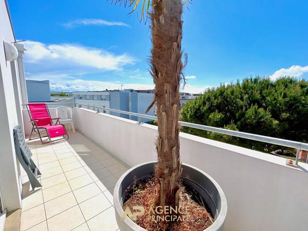Appartement T2 - Dernier étage avec terrasse - La Rochelle Ville en Bois €315 000 ** - Référence MR729