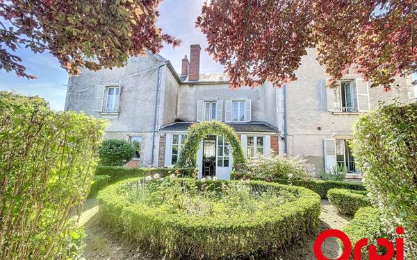 Maison à vendre    8 pièces • 563,90 m2 Les Aix-d'Angillon