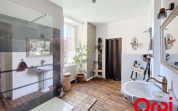 Maison à vendre    8 pièces • 563,90 m2 Les Aix-d'Angillon