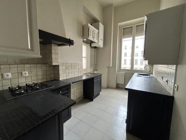 APPARTEMENT T5 A LOUER - LYON 2EME ARRONDISSEMENT Gailleton-A. Comte 137.56 m 2 2 000 € charges comprises par mois