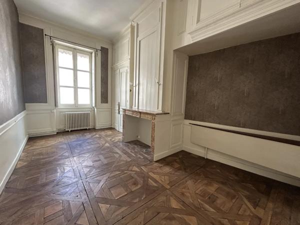 APPARTEMENT T5 A LOUER - LYON 2EME ARRONDISSEMENT Gailleton-A. Comte 137.56 m 2 2 000 € charges comprises par mois