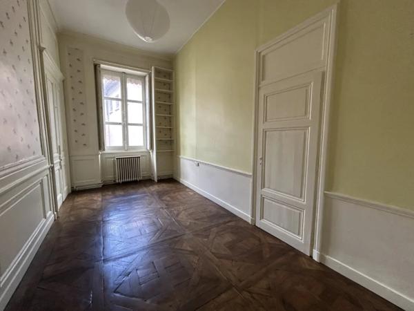 APPARTEMENT T5 A LOUER - LYON 2EME ARRONDISSEMENT Gailleton-A. Comte 137.56 m 2 2 000 € charges comprises par mois