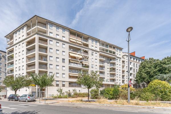 BEAU T3 AVEC TERRASSE | ETAGE ELEVE