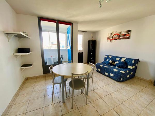 Studio avec loggia et parking, à quelques pas de la plage.