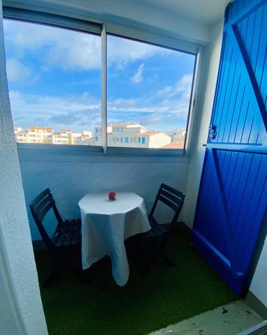 Studio avec loggia et parking, à quelques pas de la plage.