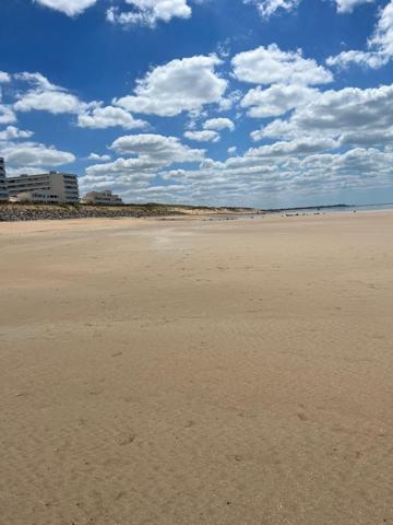Studio avec loggia et parking, à quelques pas de la plage.