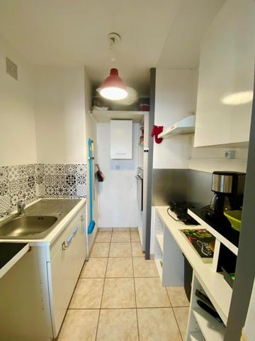 Studio avec loggia et parking, à quelques pas de la plage.