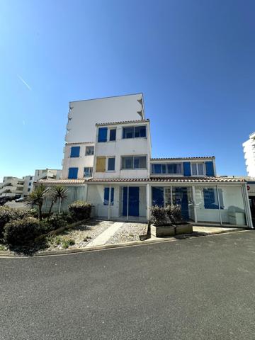 Studio avec loggia et parking, à quelques pas de la plage.
