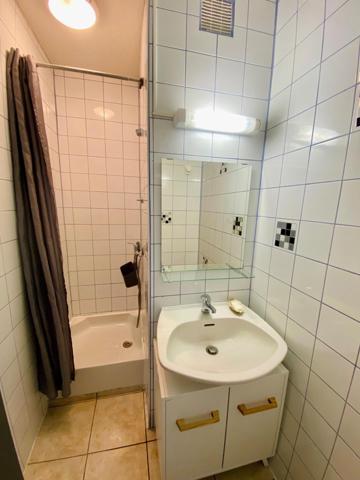 Studio avec loggia et parking, à quelques pas de la plage.