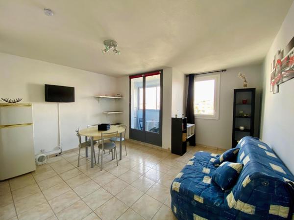 Studio avec loggia et parking, à quelques pas de la plage.