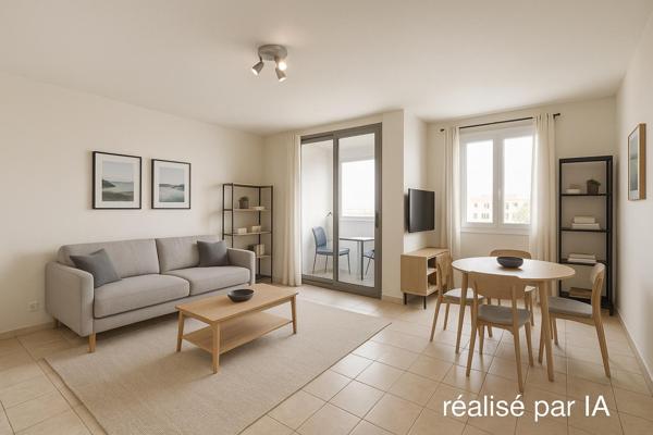 Studio avec loggia et parking, à quelques pas de la plage.