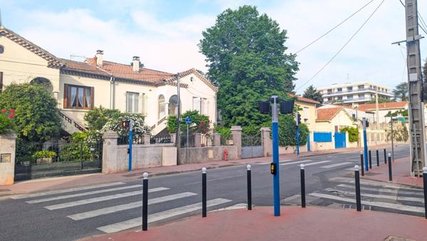 Local commercial en rdc actuellement exploité en salle de yoga.