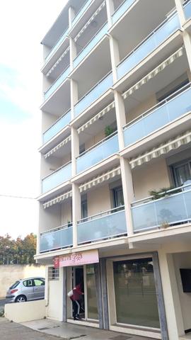 Local commercial en rdc actuellement exploité en salle de yoga.