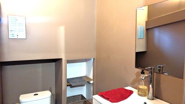 Local commercial en rdc actuellement exploité en salle de yoga.