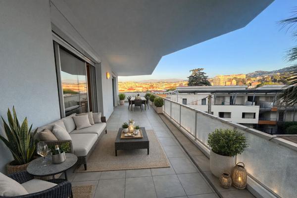 Grand duplex en étage à seulement 5 minutes à pied de la rue d'Antibes