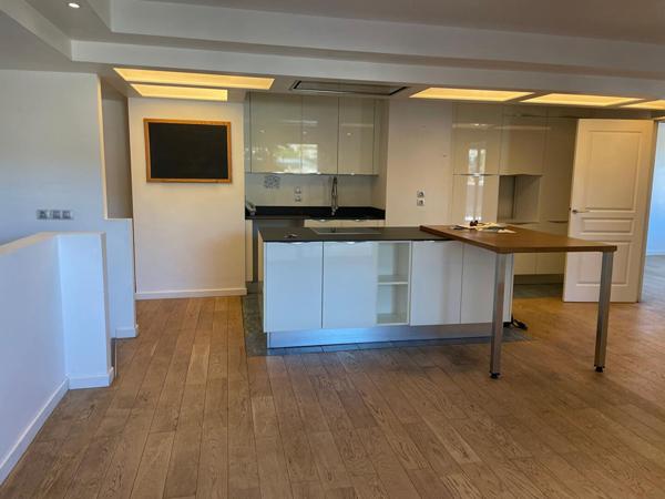 Grand duplex en étage à seulement 5 minutes à pied de la rue d'Antibes