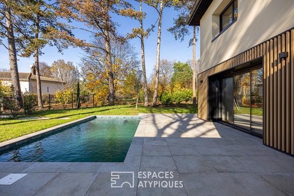 Maison moderne avec piscine proche du centre-ville.