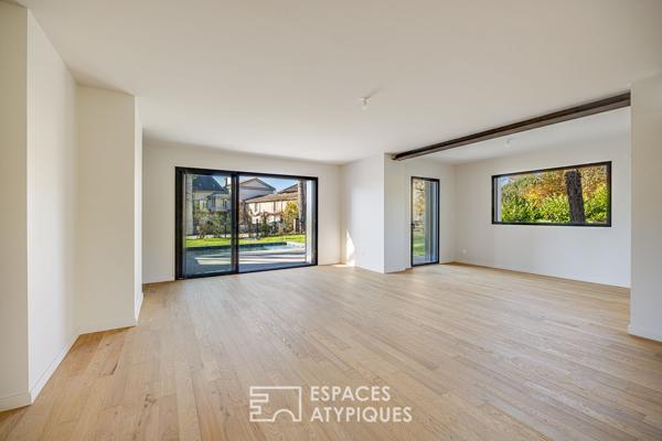 Maison moderne avec piscine proche du centre-ville.