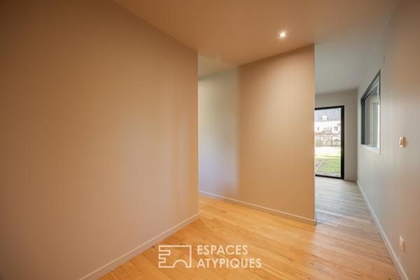 Maison moderne avec piscine proche du centre-ville.