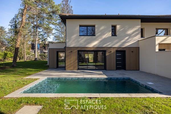 Maison moderne avec piscine proche du centre-ville.
