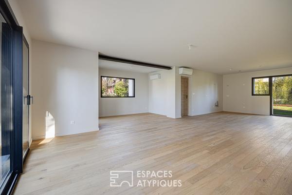 Maison moderne avec piscine proche du centre-ville.