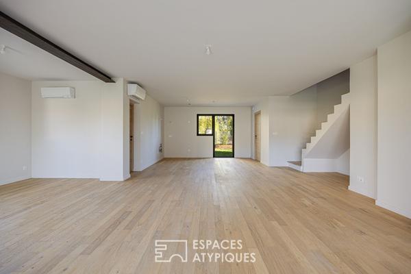 Maison moderne avec piscine proche du centre-ville.