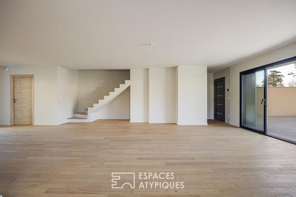 Maison moderne avec piscine proche du centre-ville.