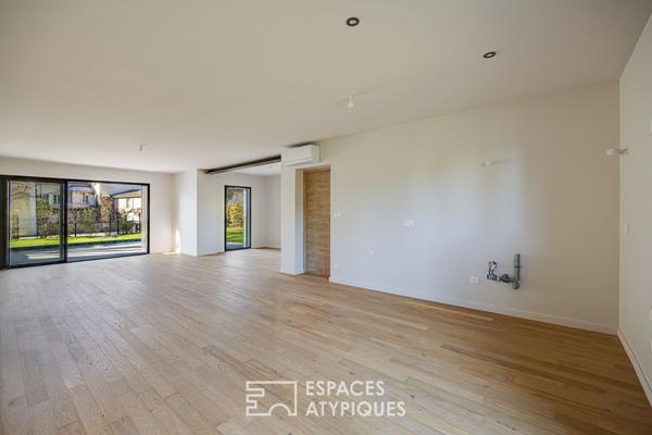 Maison moderne avec piscine proche du centre-ville.