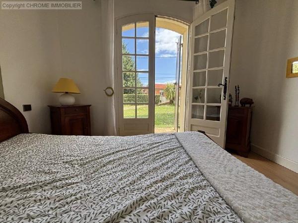 Vente                                                      Maison
                        
                     6 pièces                      174 m2                     à Sainte-Bazeille