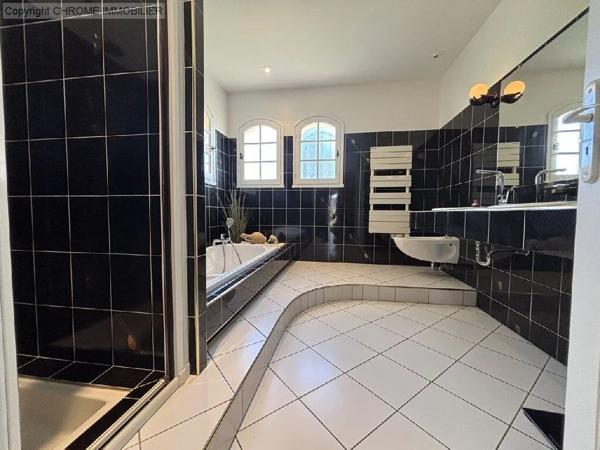 Vente                                                      Maison
                        
                     6 pièces                      174 m2                     à Sainte-Bazeille