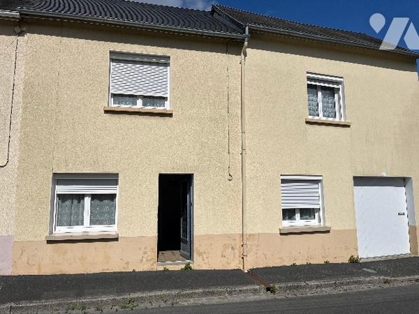 Maison de ville avec salle/salon, cuisine, chambre RDC.
2 chambres à l'étage. Grand terrain.