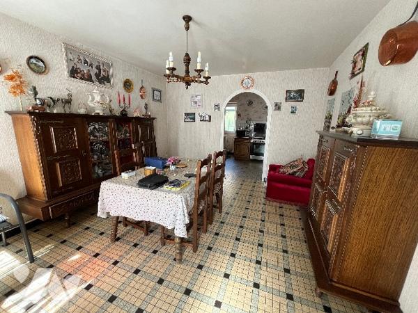 Maison de ville avec salle/salon, cuisine, chambre RDC.
2 chambres à l'étage. Grand terrain.