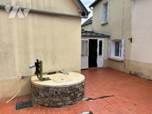 Maison de ville avec salle/salon, cuisine, chambre RDC.
2 chambres à l'étage. Grand terrain.