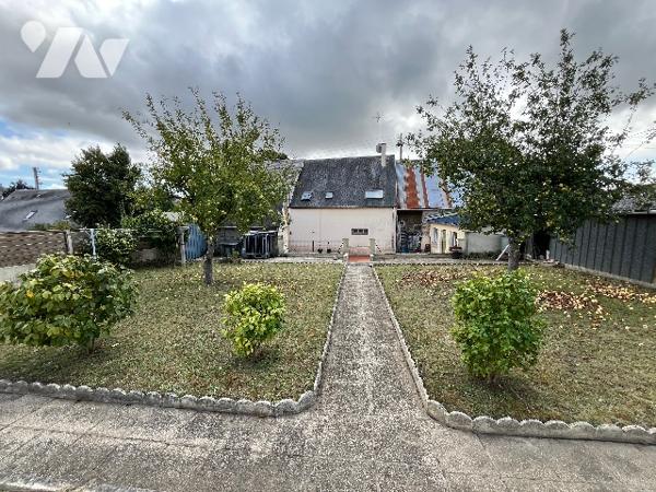 Maison de ville avec salle/salon, cuisine, chambre RDC.
2 chambres à l'étage. Grand terrain.