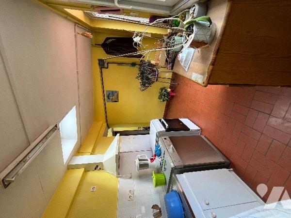 Maison de ville avec salle/salon, cuisine, chambre RDC.
2 chambres à l'étage. Grand terrain.