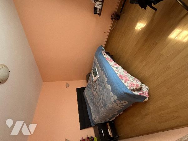 Maison de ville avec salle/salon, cuisine, chambre RDC.
2 chambres à l'étage. Grand terrain.