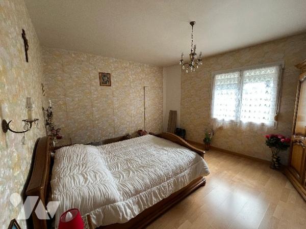 Maison de ville avec salle/salon, cuisine, chambre RDC.
2 chambres à l'étage. Grand terrain.