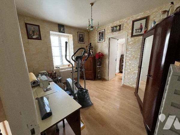 Maison de ville avec salle/salon, cuisine, chambre RDC.
2 chambres à l'étage. Grand terrain.