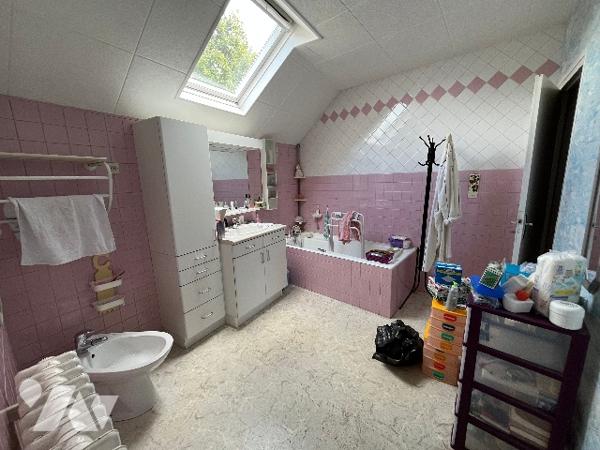 Maison de ville avec salle/salon, cuisine, chambre RDC.
2 chambres à l'étage. Grand terrain.