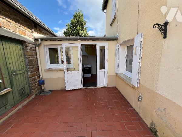 Maison de ville avec salle/salon, cuisine, chambre RDC.
2 chambres à l'étage. Grand terrain.